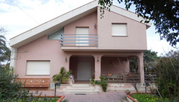 Ficarazzi (PA) in vendita ampia villa unifamiliare su due livelli sette (7) vani più accessori